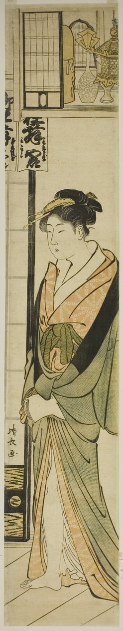 Cortesã em pé debaixo de uma prateleira para talismãs de Torii Kiyonaga