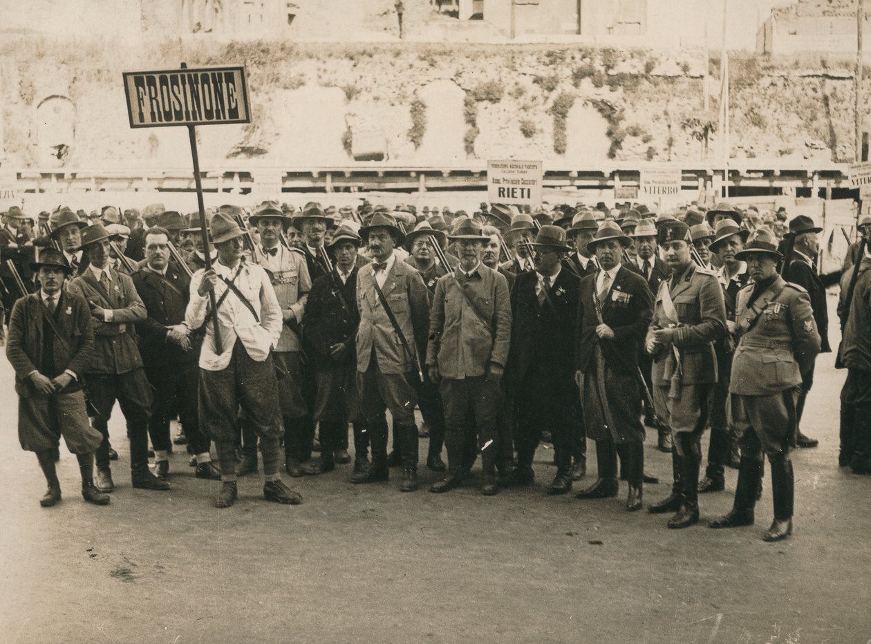 Álbum "MVSN- Blackshirts": Hunters Frosinone, armado com uma caçadeira, com dois oficiais da Milícia Florestal de Nápoles (foto a p/b) de Troncone Troncone