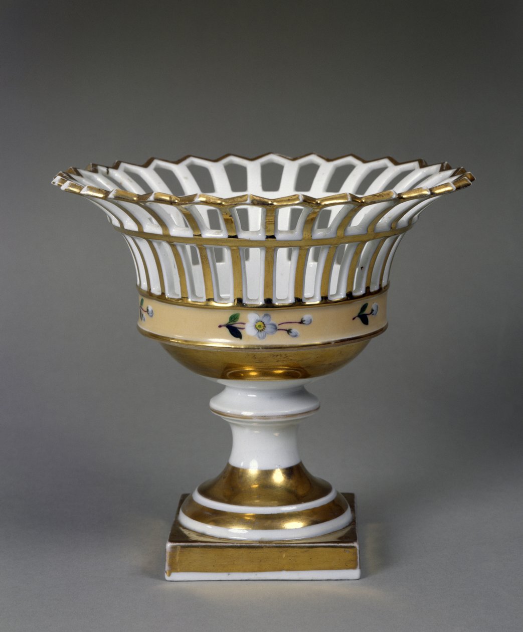 Fruit Basket, c. 1826-1838 (pasta dura de porcelana com esmalte e douradura) de Tucker China Factory