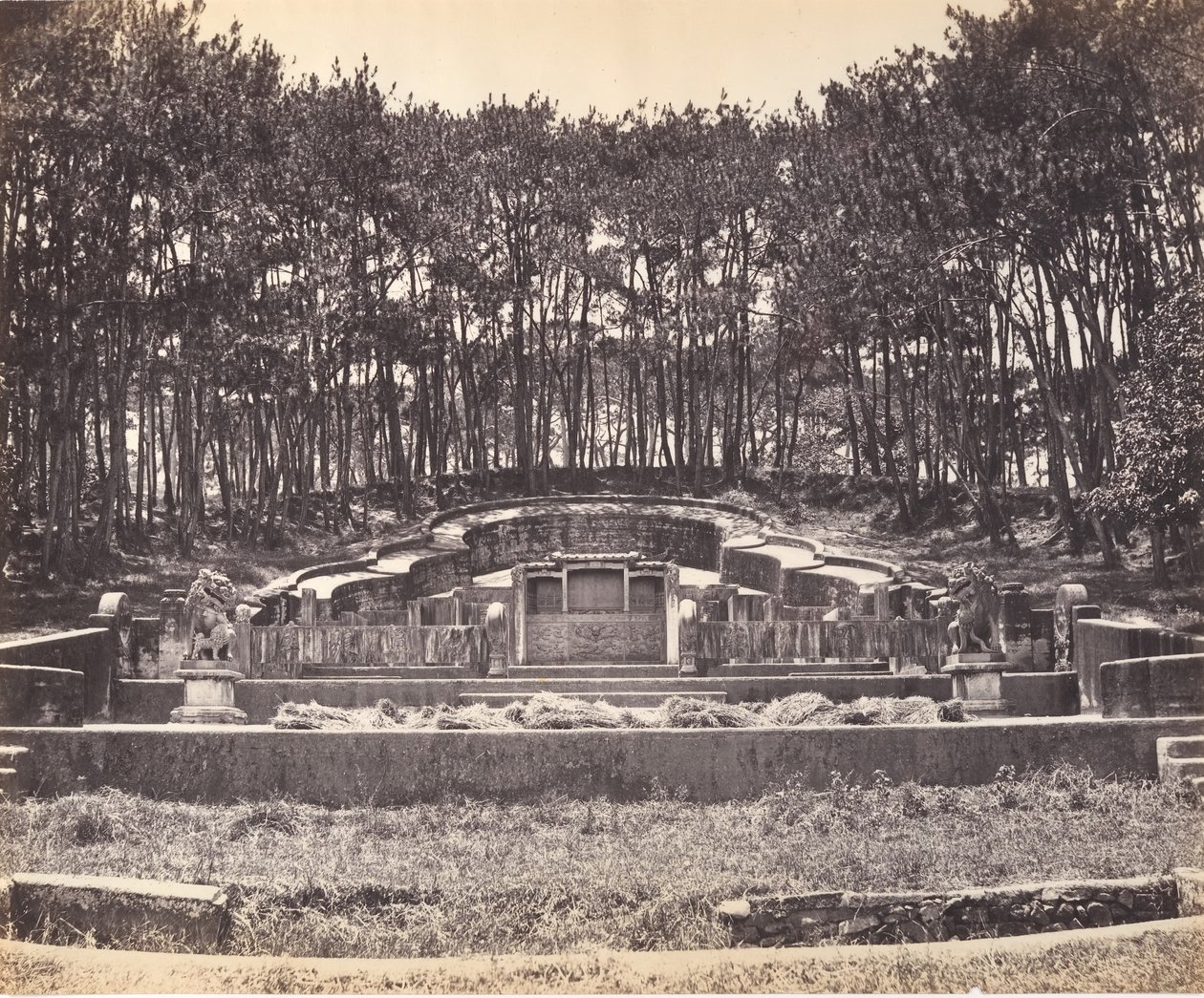 Mandarin Grave at Foochow, ca. 1869. de Tung Hing.
