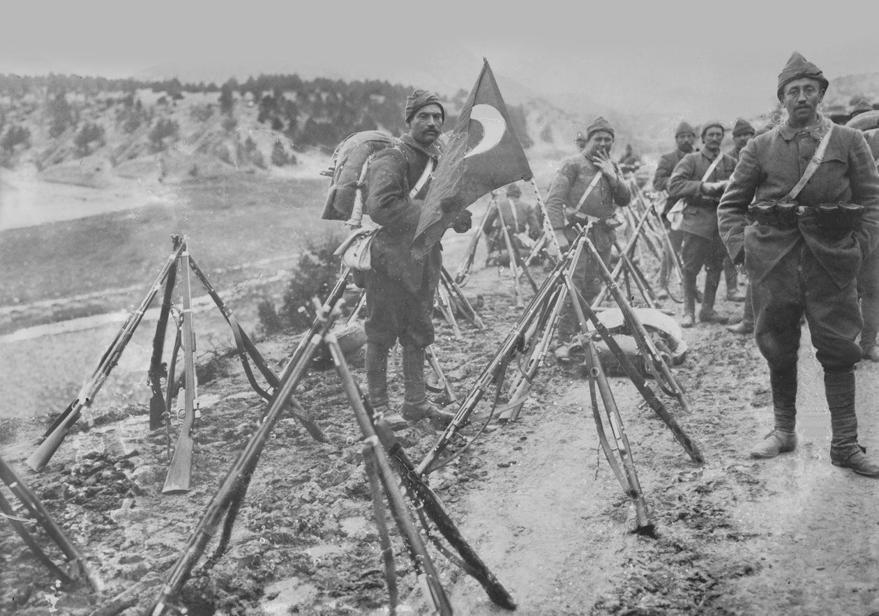 Coluna de infantaria turca em repouso, c.1914-15 de Turkish Photographer