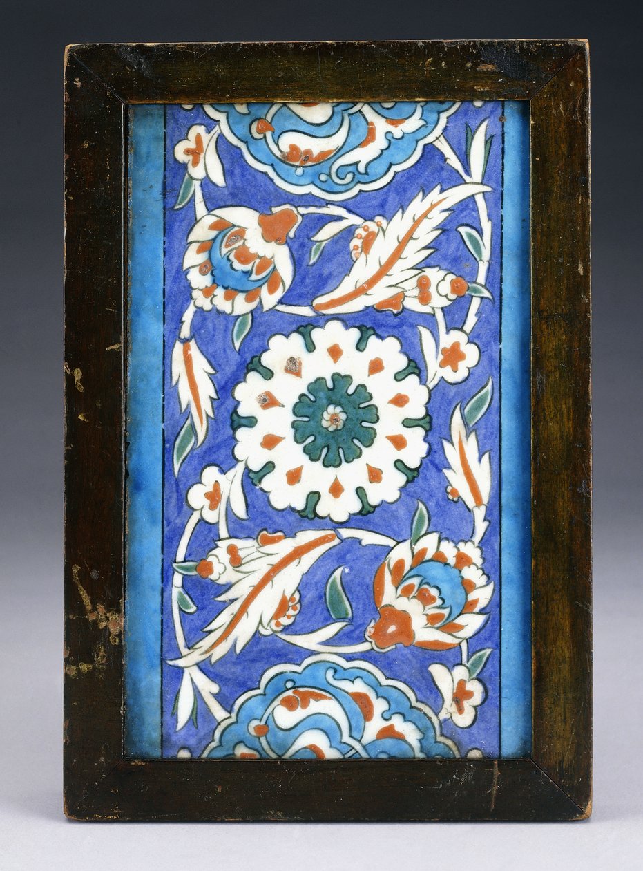 Um azulejo de borda Iznik, com uma flor central entre palmeta e videira frondosa, c.1570 (cerâmica) de Turkish School
