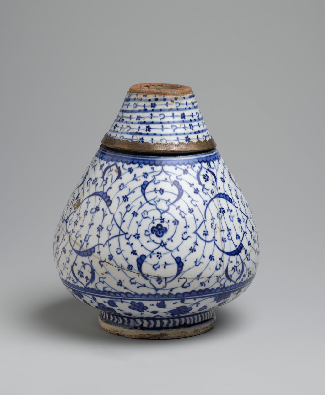 Frasco em duas secções com motivo "chifre dourado" ou Tugrakes, Iznik, início do século XVI (cerâmica) de Turkish School