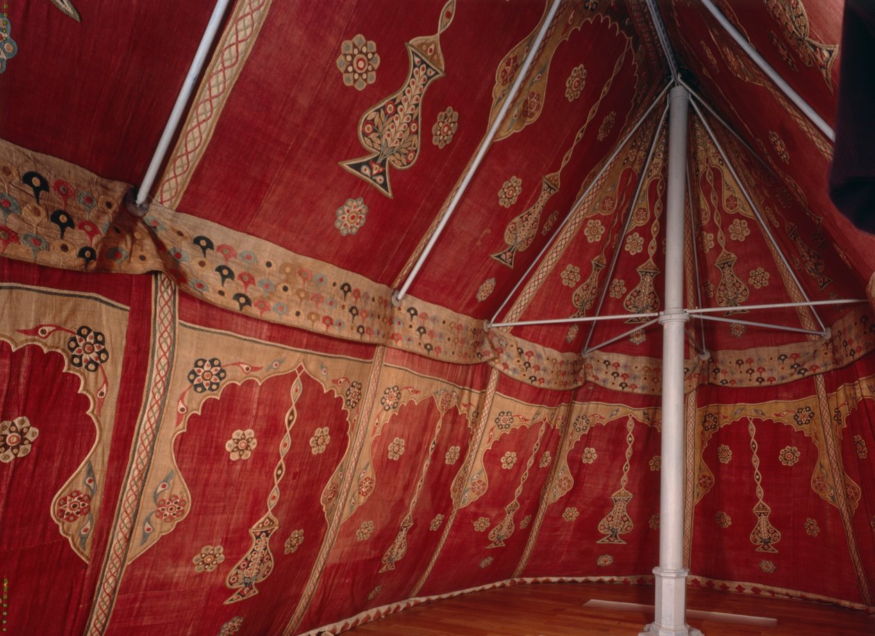 Interior de uma tenda turca (têxtil) de Turkish School