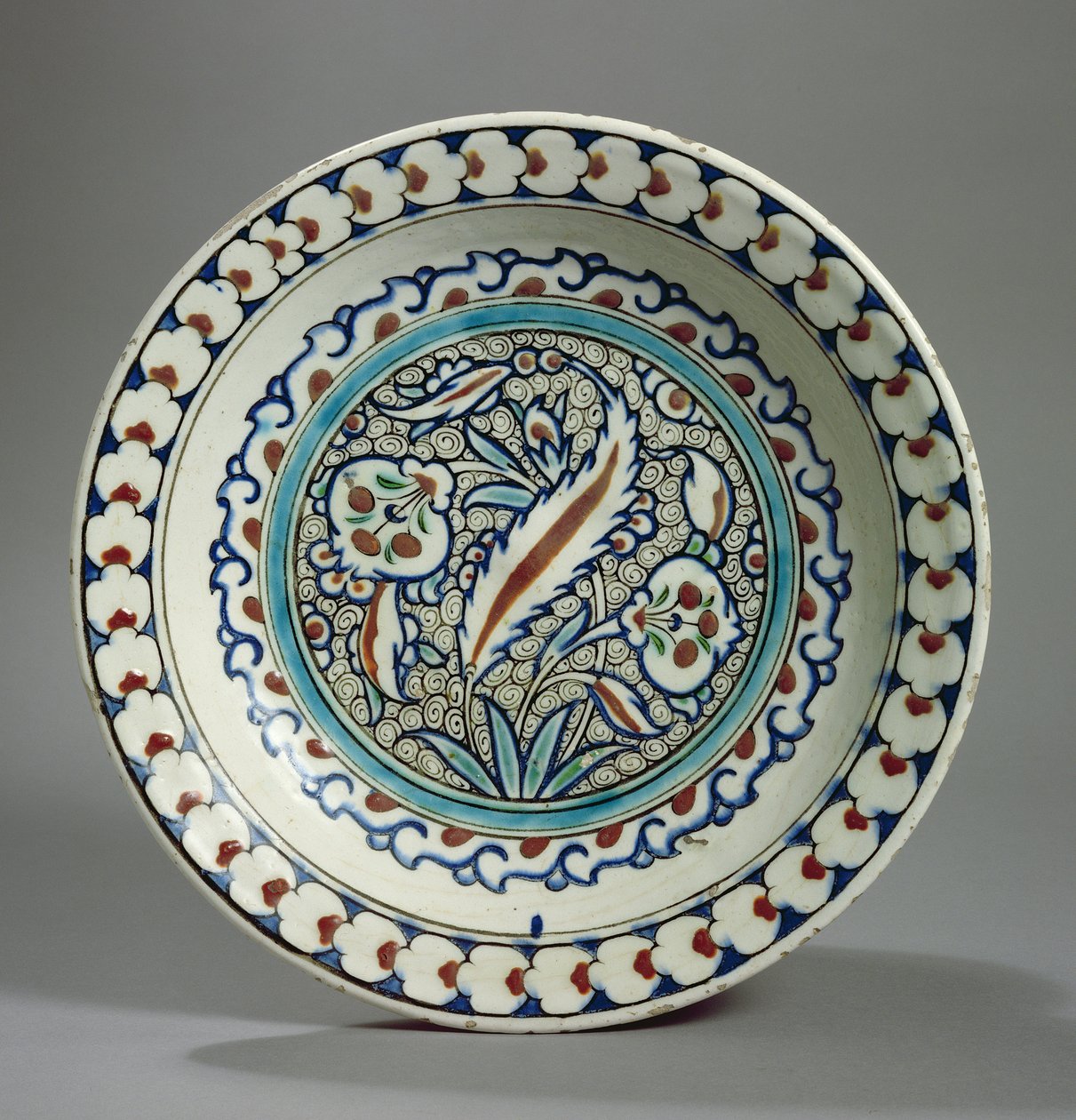 Prato de pasta de pedra, Iznik, Turquia (cerâmica) de Turkish School
