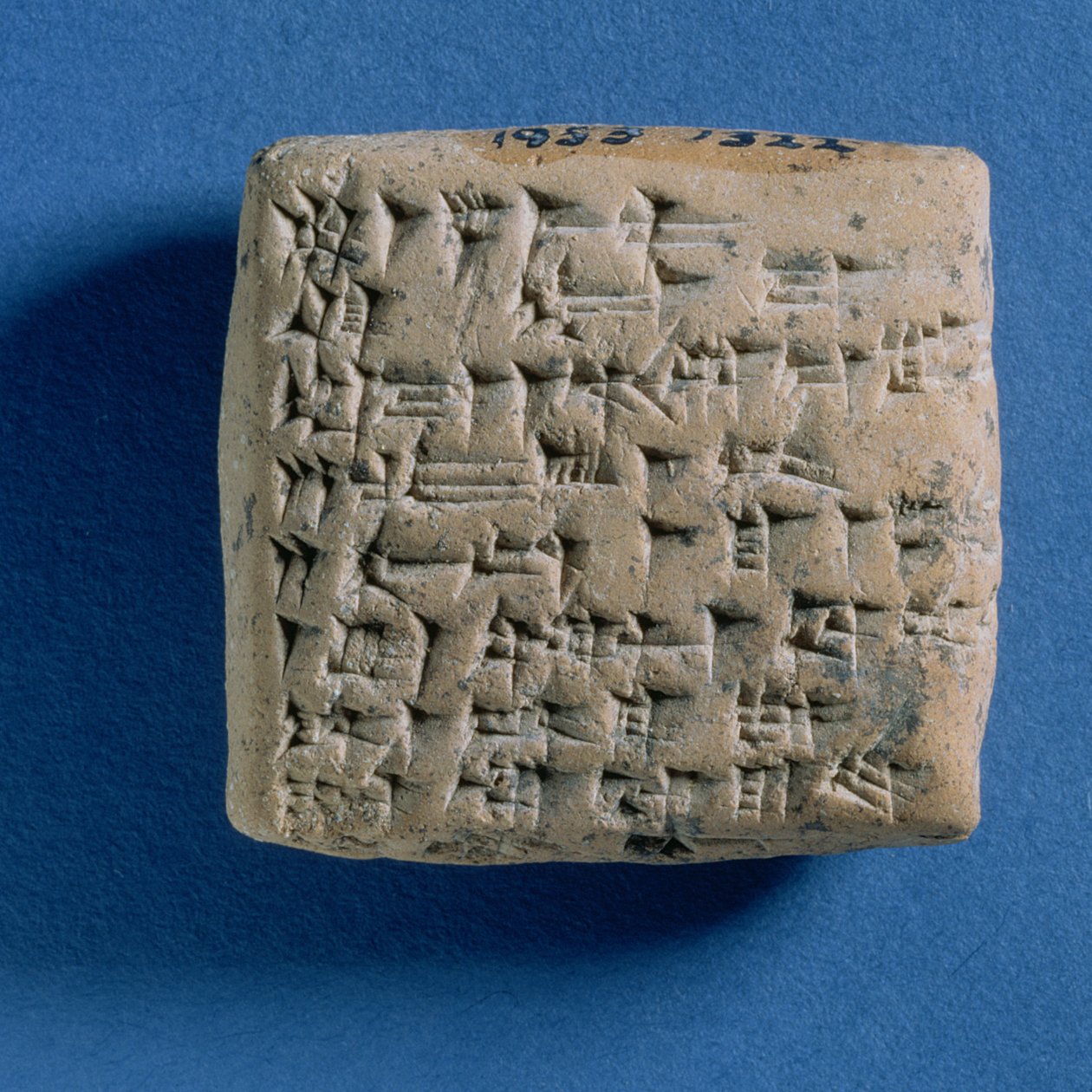 Tabuleta gravada com uma carta de Tirirsama ao rei Niqmepa, de Atshana, século XIV aC (argila cozida) de Turkish School