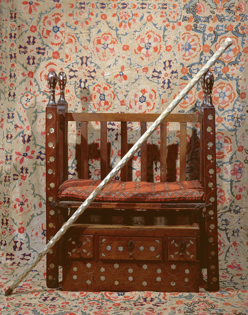 O cajado e trono Kapidgi Bachi (madeira, têxtil e madrepérola) de Turkish School