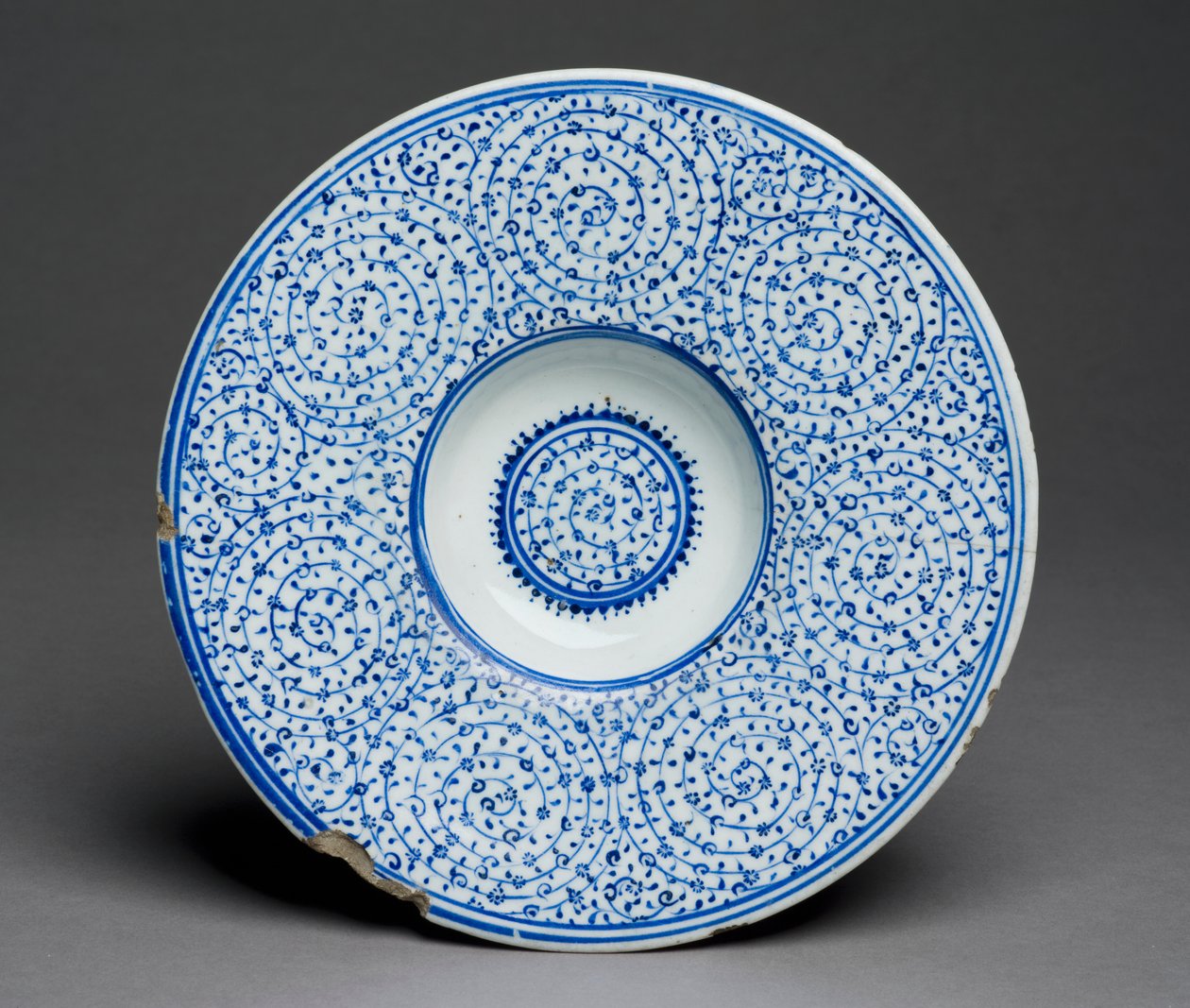 Prato de Tondino, Iznik Golden Horn, turco, c.1535-45 (pasta de pedra com esmalte azul) 88; ver também 117758; de Turkish School