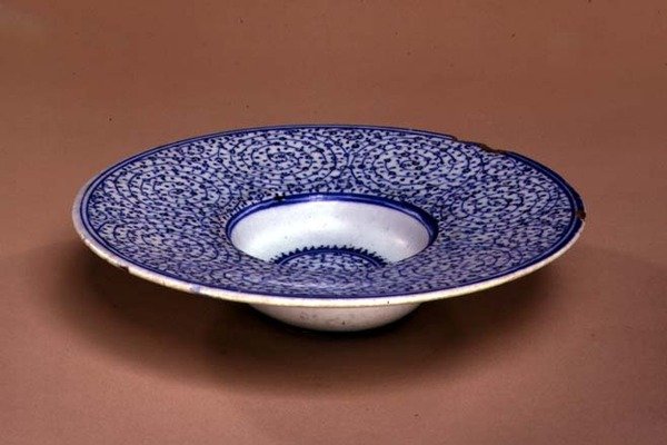 Prato de Tondino, Iznik Golden Horn, turco, c.1535-45 (pasta de pedra com esmalte azul) de Turkish School