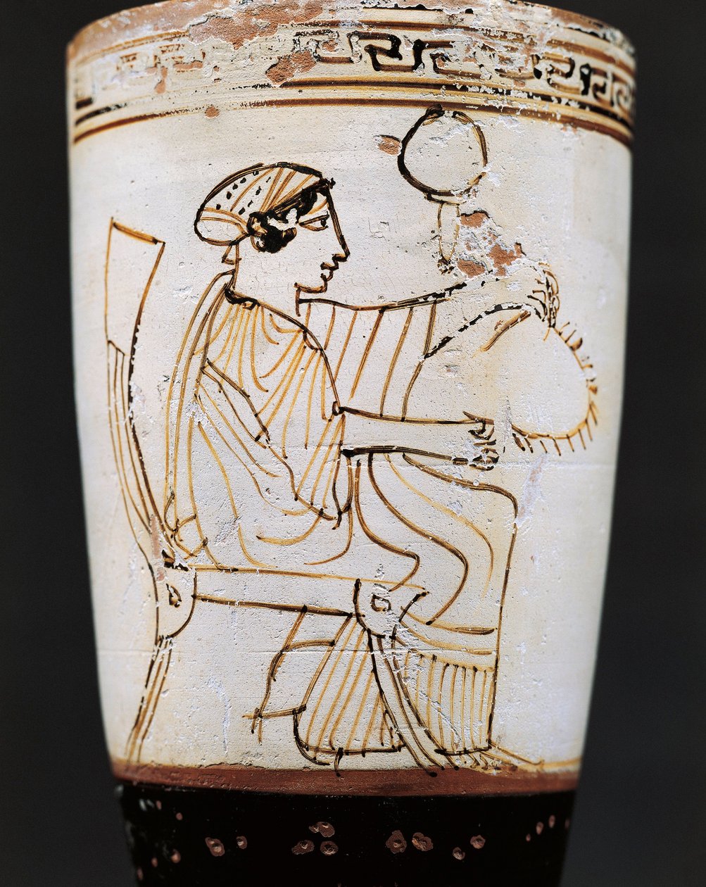 Lekythos, frasco de óleo atribuído a Tymbos Pintor que representa mulher tecedora de coroa, século V a.C. de Tymbos Painter (attr. to)