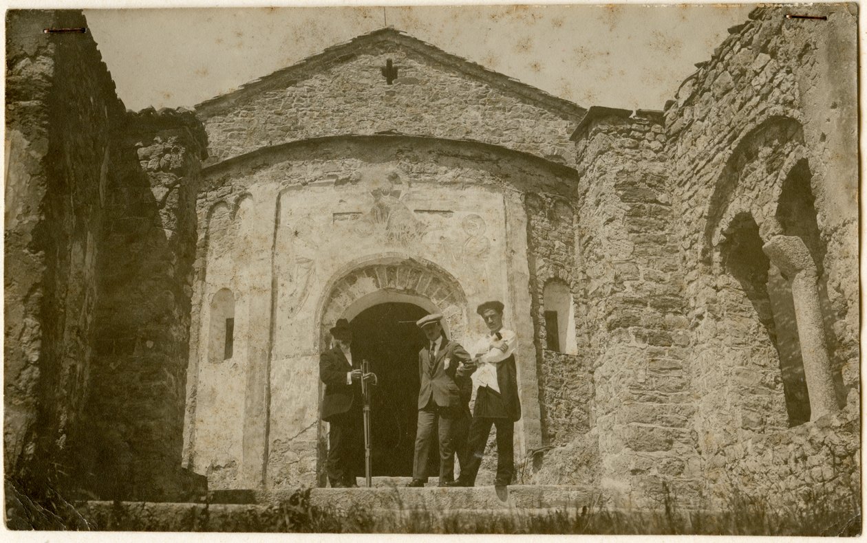Abadia de San Pietro al Monte, Civate, Lombardia, Itália, fotografia de Ugo Monneret de Villard, cerca de 1910 de Ugo Monneret de Villard