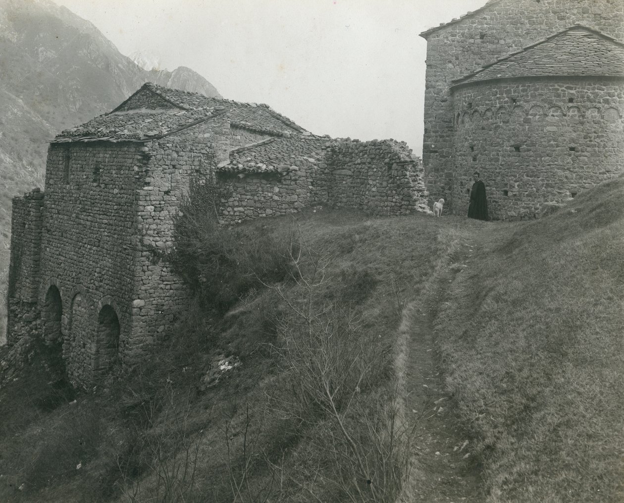 Abadia de San Pietro al Monte, Civate, Lombardia, Itália, fotografia de Ugo Monneret de Villard, cerca de 1910 de Ugo Monneret de Villard