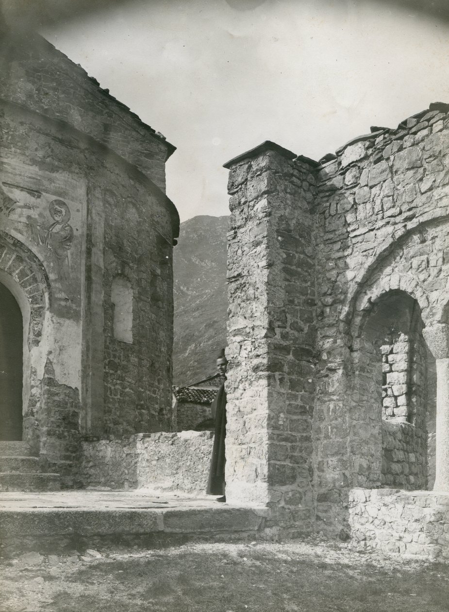 Abadia de San Pietro al Monte, Civate, Lombardia, Itália, fotografia de Ugo Monneret de Villard, cerca de 1910 de Ugo Monneret de Villard