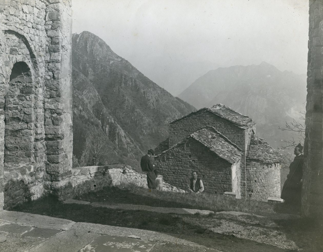 Abadia de San Pietro al Monte, Civate, Lombardia, Itália, fotografia de Ugo Monneret de Villard, cerca de 1910 de Ugo Monneret de Villard