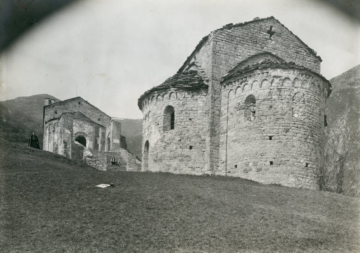 Abside in Abbey of San Pietro al Monte, Civate, Lombardia, Itália, fotografia de Ugo Monneret de Villard, cerca de 1910 de Ugo Monneret de Villard