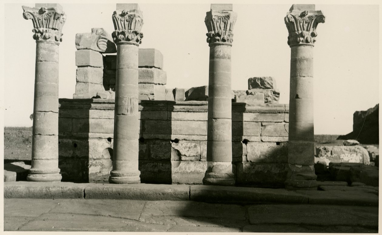 Colunata do ninfeu romano, Dendera, Egito, fotografia de Ugo Monneret de Villard de Ugo Monneret de Villard