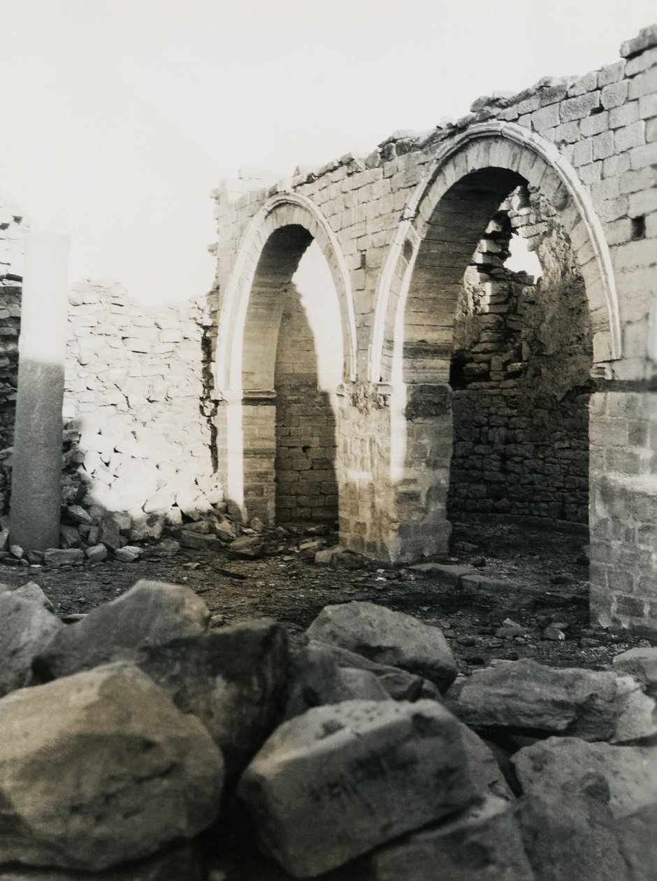 Coluna e arcos, interior da basílica cristã dedicada à Virgem Maria, Qasr Ibrim, Egito, fotografia de Ugo Monneret de Villard de Ugo Monneret de Villard