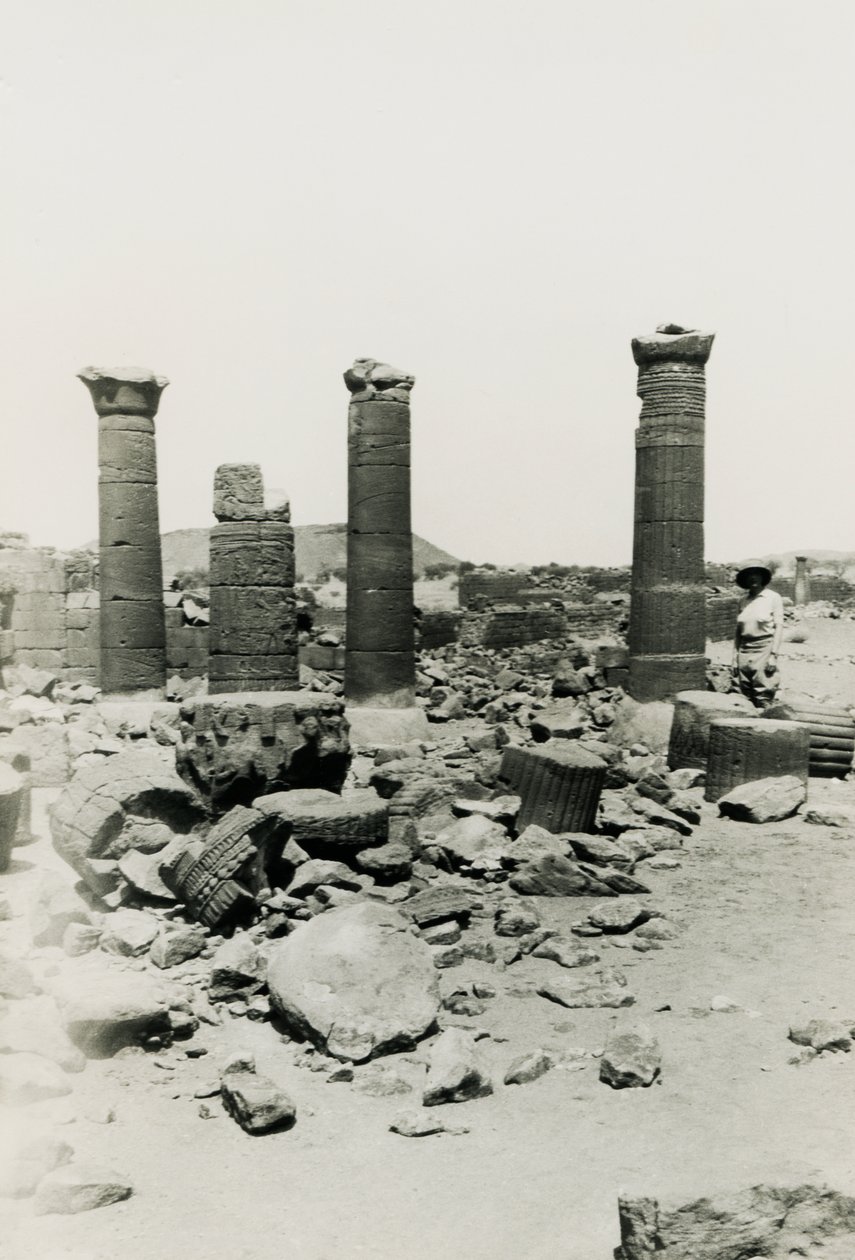 Colunas e ruínas do templo no Grande Recinto, Musawwarat es Sufra, Sudão, fotografia de Ugo Monneret de Villard de Ugo Monneret de Villard
