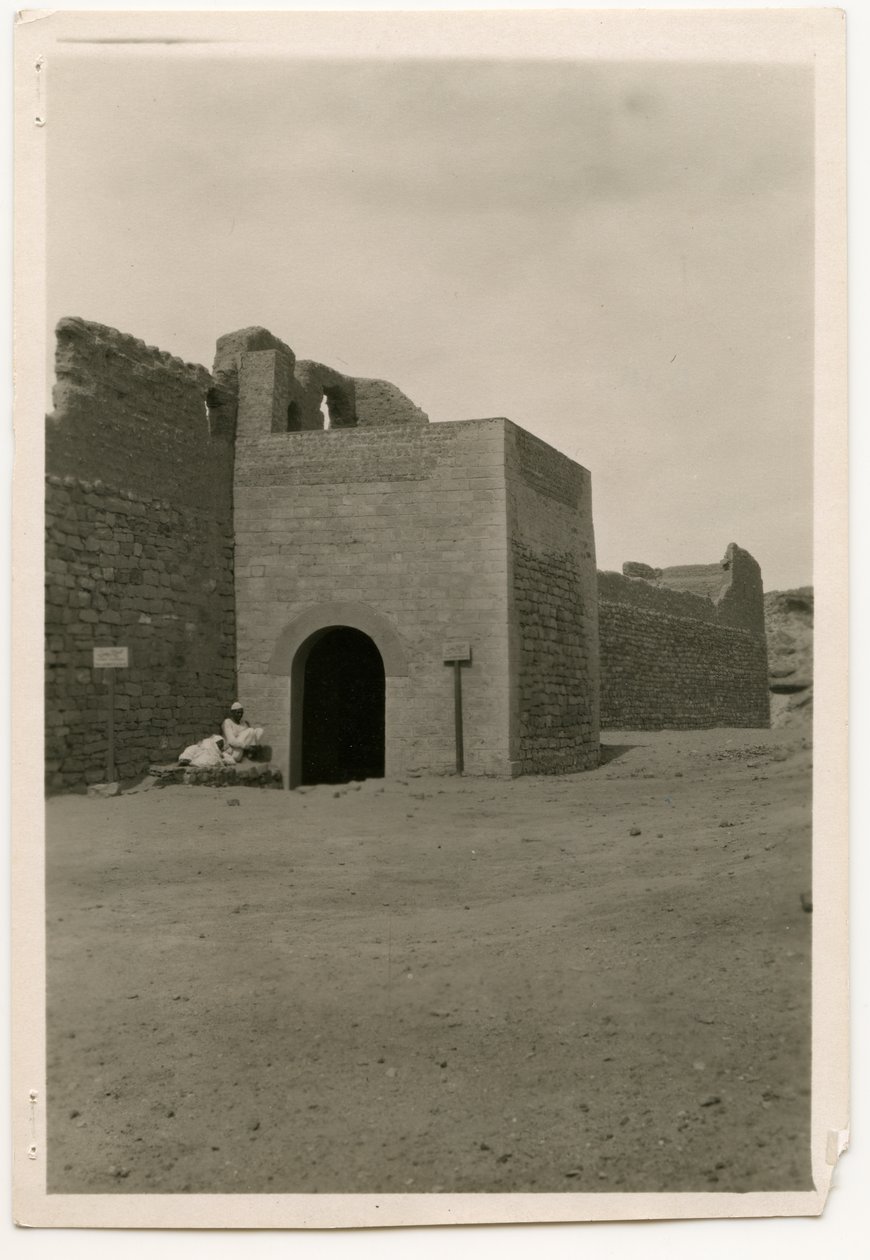Portão oriental e torre do Mosteiro de São Simeão, Assuão, Egito, fotografia de Ugo Monneret de Villard de Ugo Monneret de Villard