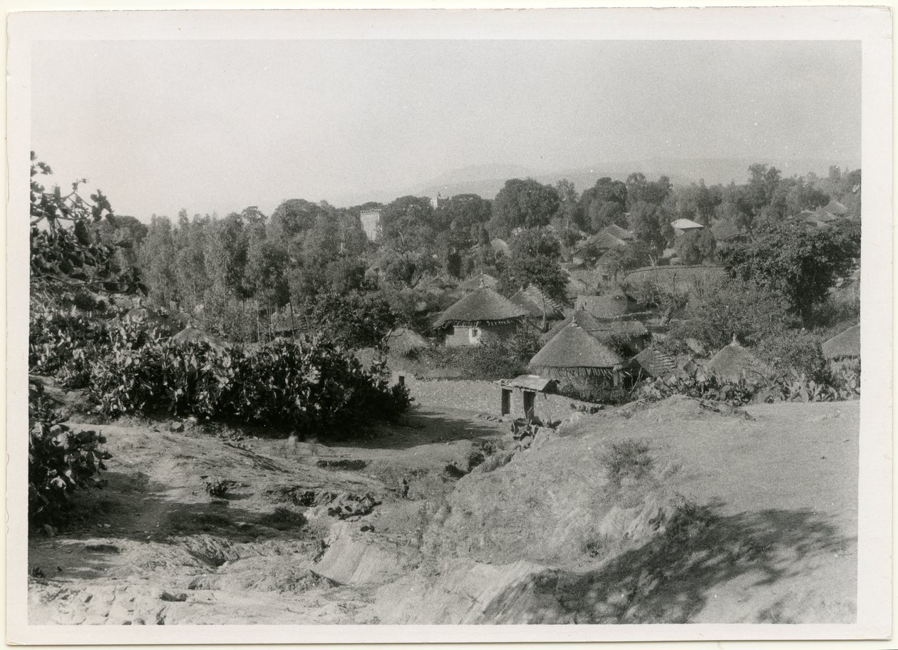 Aldeia etíope com casas circulares de colmo, Axum, Etiópia, fotografia de Ugo Monneret de Villard de Ugo Monneret de Villard