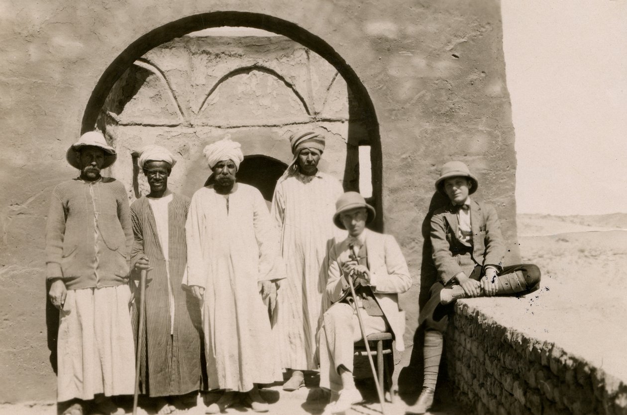 Quatro trabalhadores, o arquiteto Ferdinando Reggiori e o arqueólogo Ugo Monneret de Villard no Mosteiro de São Simeão, Assuão, Egito, fotografia de Ugo Monneret de Villard de Ugo Monneret de Villard