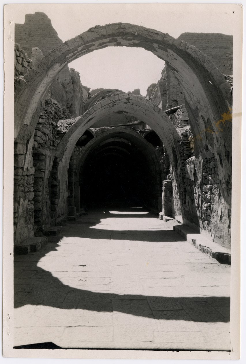 Galeria 94 virada para sul, Mosteiro de São Simeão, Assuão, Egito, fotografia de Ugo Monneret de Villard de Ugo Monneret de Villard