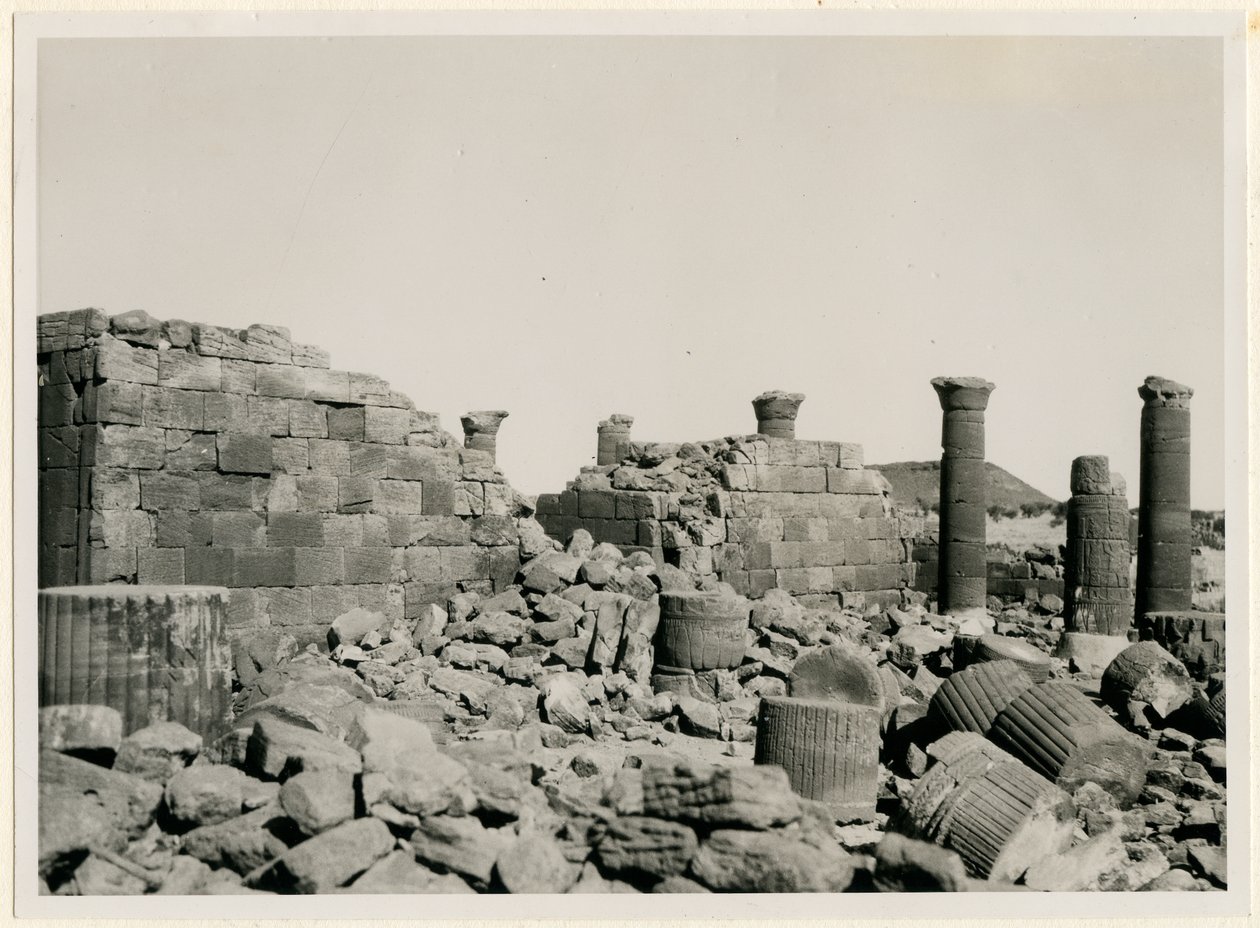 Grande Recinto, vista das paredes e colunas do Grande Templo, Musawwarat es Sufra, Sudão, fotografia de Ugo Monneret de Villard de Ugo Monneret de Villard