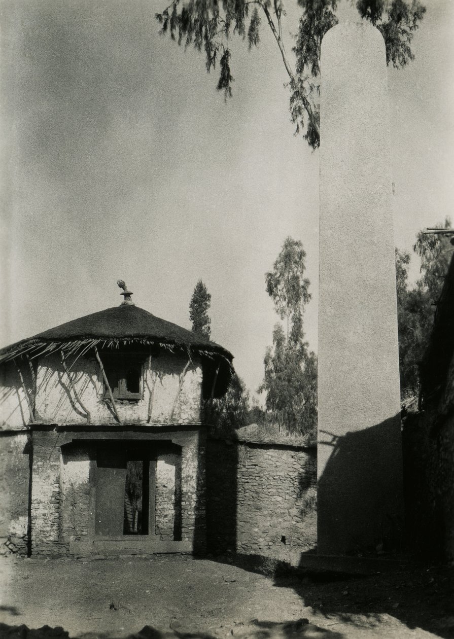 Casa junto a uma estela, Axum, Etiópia, fotografia de Ugo Monneret de Villard de Ugo Monneret de Villard