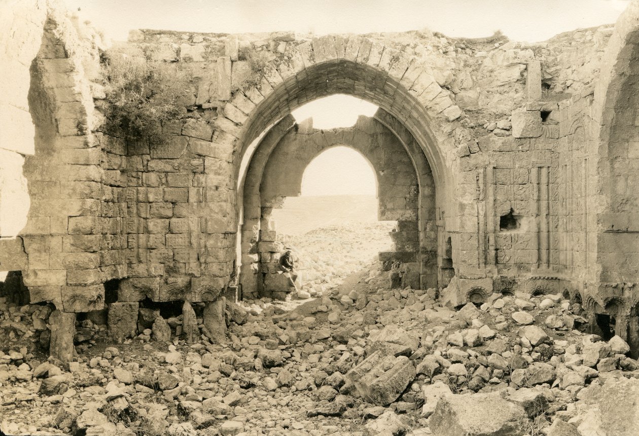 Interior da Basílica Bizantina, Amã, Jordânia, fotografia de Ugo Monneret de Villard, cerca de 1920 de Ugo Monneret de Villard