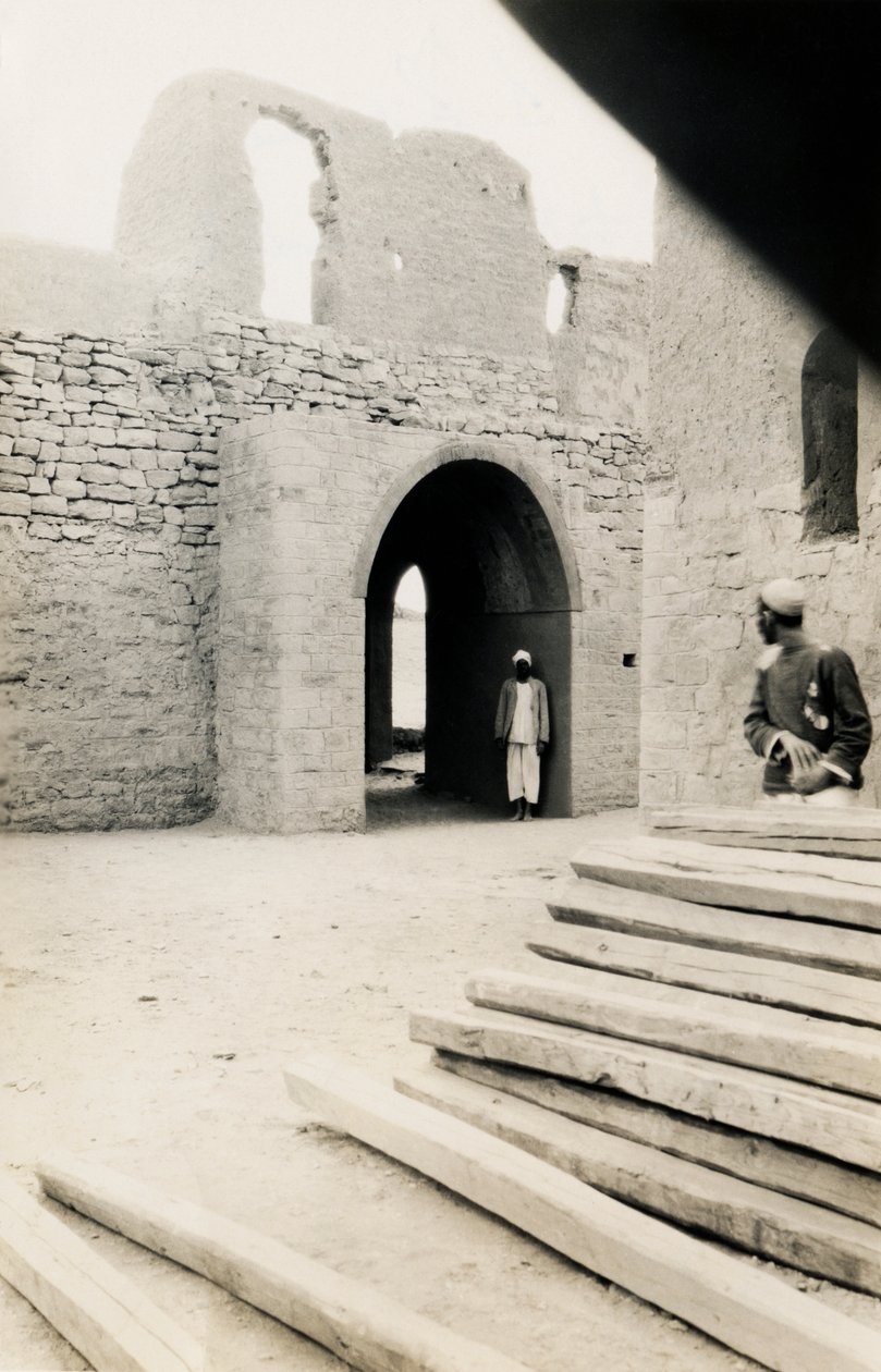 Interior do portão oriental e da torre, Mosteiro de São Simeão, Assuão, Egito, fotografia de Ugo Monneret de Villard de Ugo Monneret de Villard
