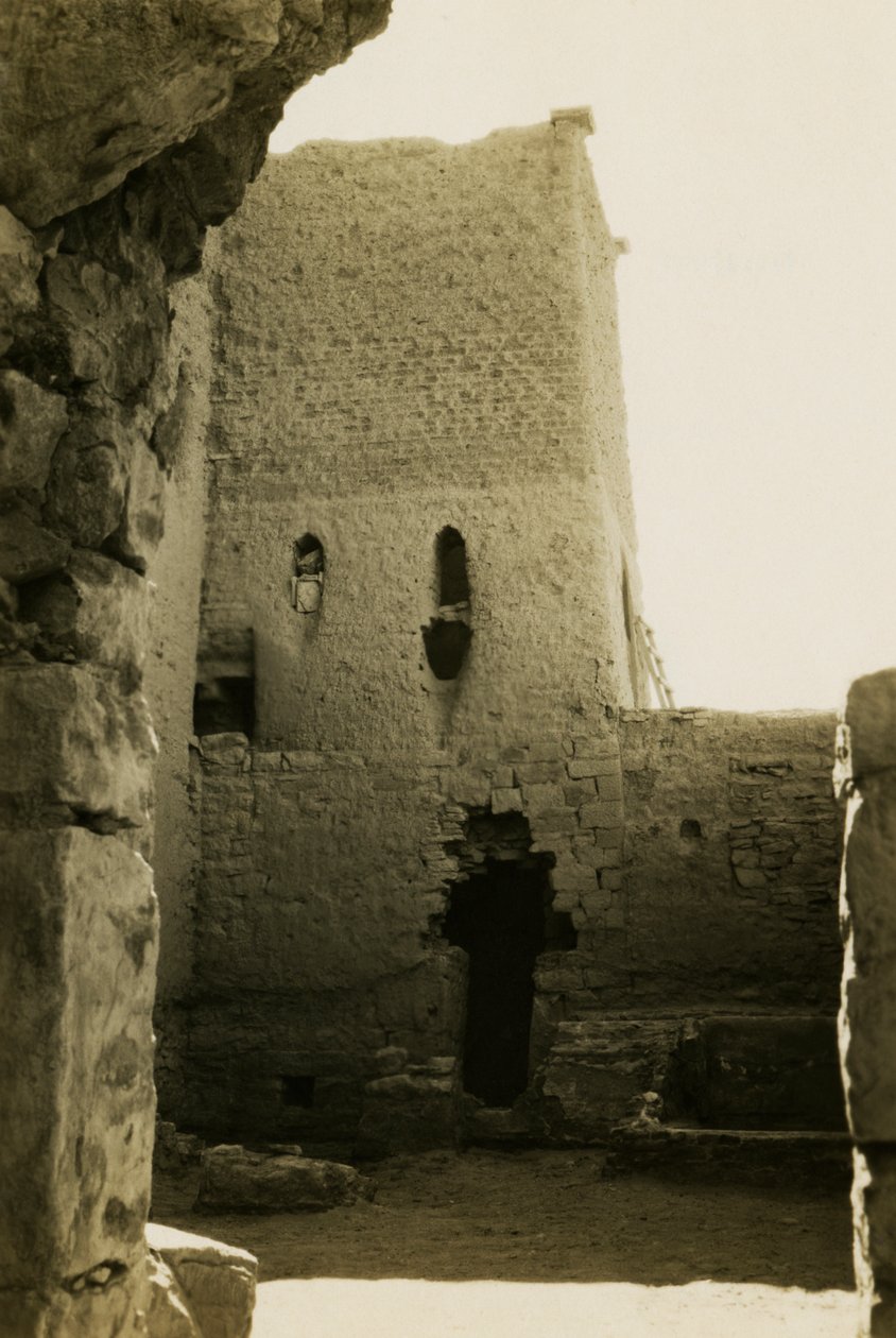 Interior da grande torre de menagem (qasr) do Mosteiro de São Simeão, Assuão, Egito, fotografia de Ugo Monneret de Villard de Ugo Monneret de Villard