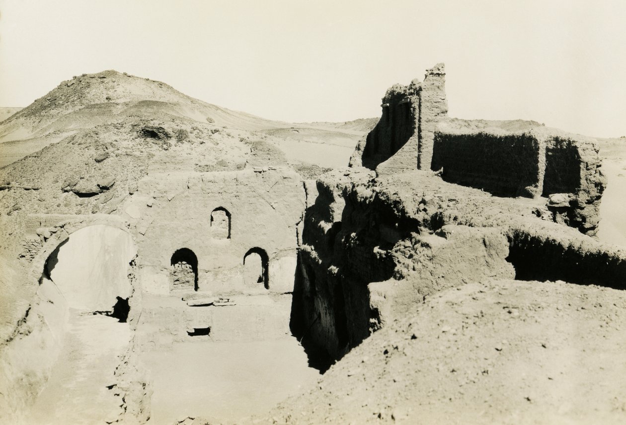 Interior da grande torre de menagem (qasr) do Mosteiro de São Simeão, Assuão, Egito, fotografia de Ugo Monneret de Villard de Ugo Monneret de Villard