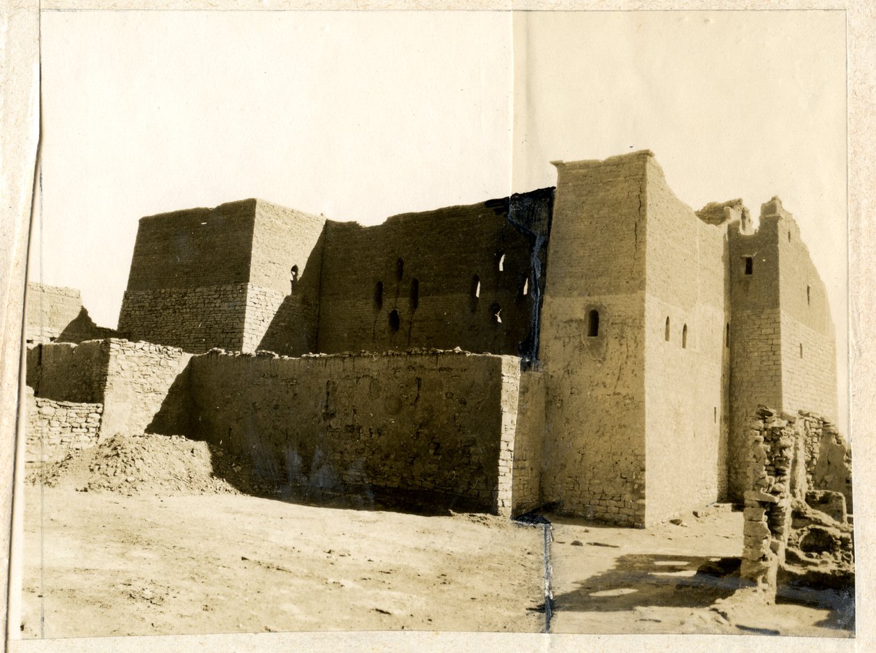 Grande torre de menagem (qasr) do Mosteiro de São Simeão, Assuão, Egito, fotografia de Ugo Monneret de Villard de Ugo Monneret de Villard