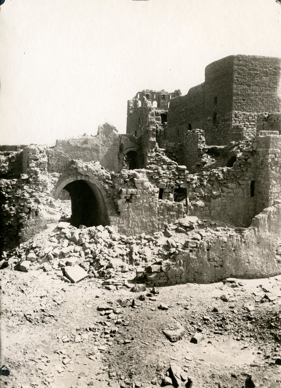 Grande torre de menagem (qasr) do Mosteiro de São Simeão, Assuão, Egito, fotografia de Ugo Monneret de Villard de Ugo Monneret de Villard