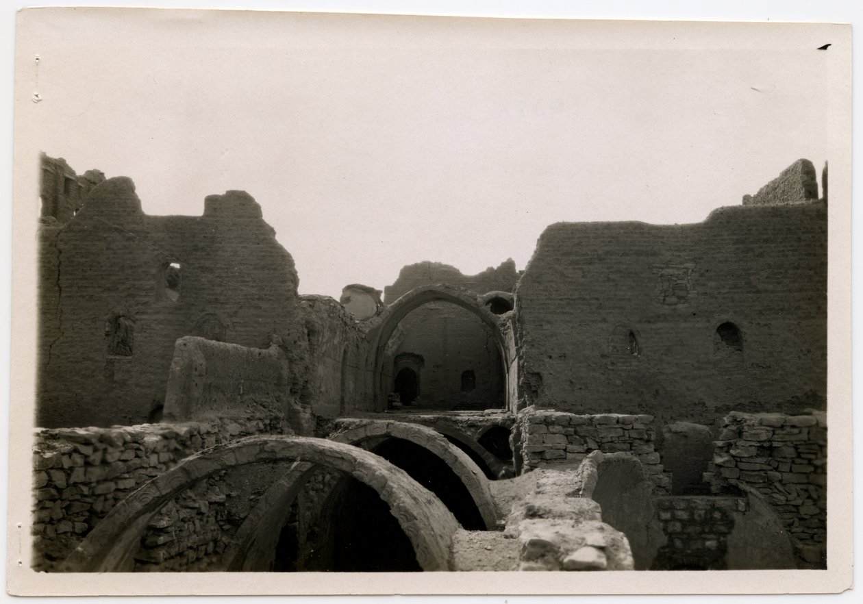 Grande torre de menagem (qasr) do Mosteiro de São Simeão, Assuão, Egito, fotografia de Ugo Monneret de Villard de Ugo Monneret de Villard