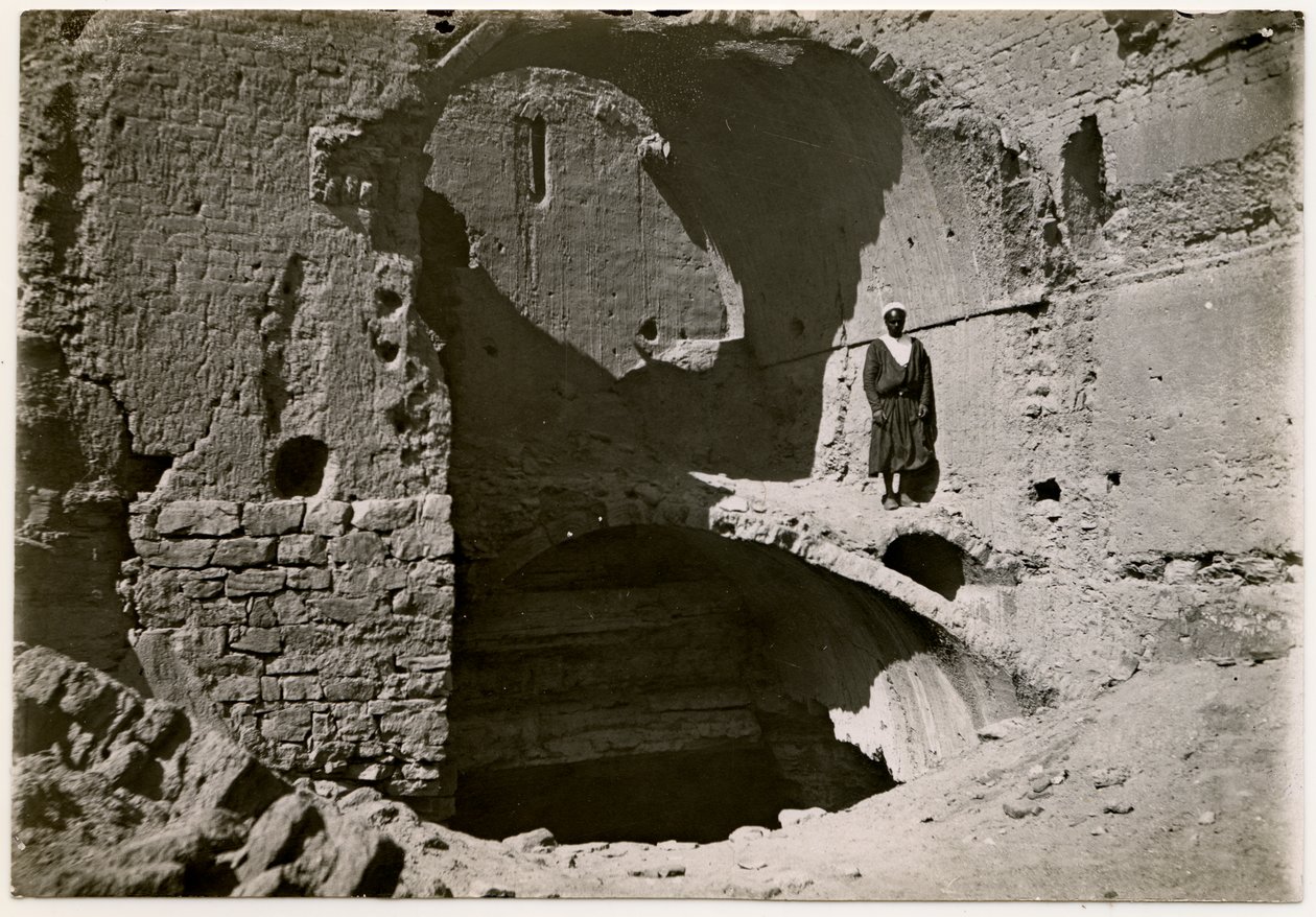 Grande torre de menagem (qasr) do mosteiro, Assuão, Egito, fotografia de Ugo Monneret de Villard de Ugo Monneret de Villard