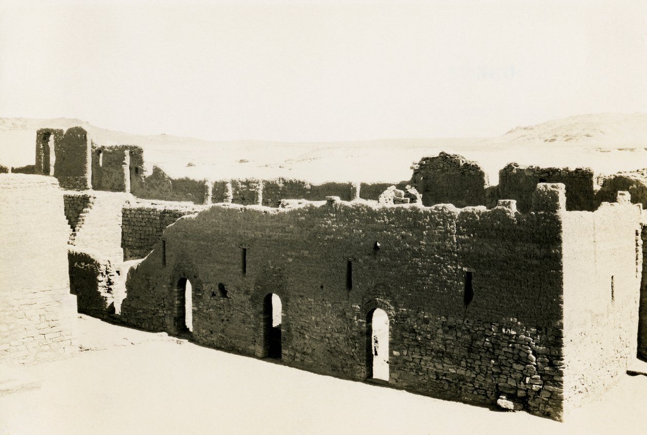 Alojamento no terraço inferior do Mosteiro de São Simeão, Assuão, Egito, fotografia de Ugo Monneret de Villard de Ugo Monneret de Villard