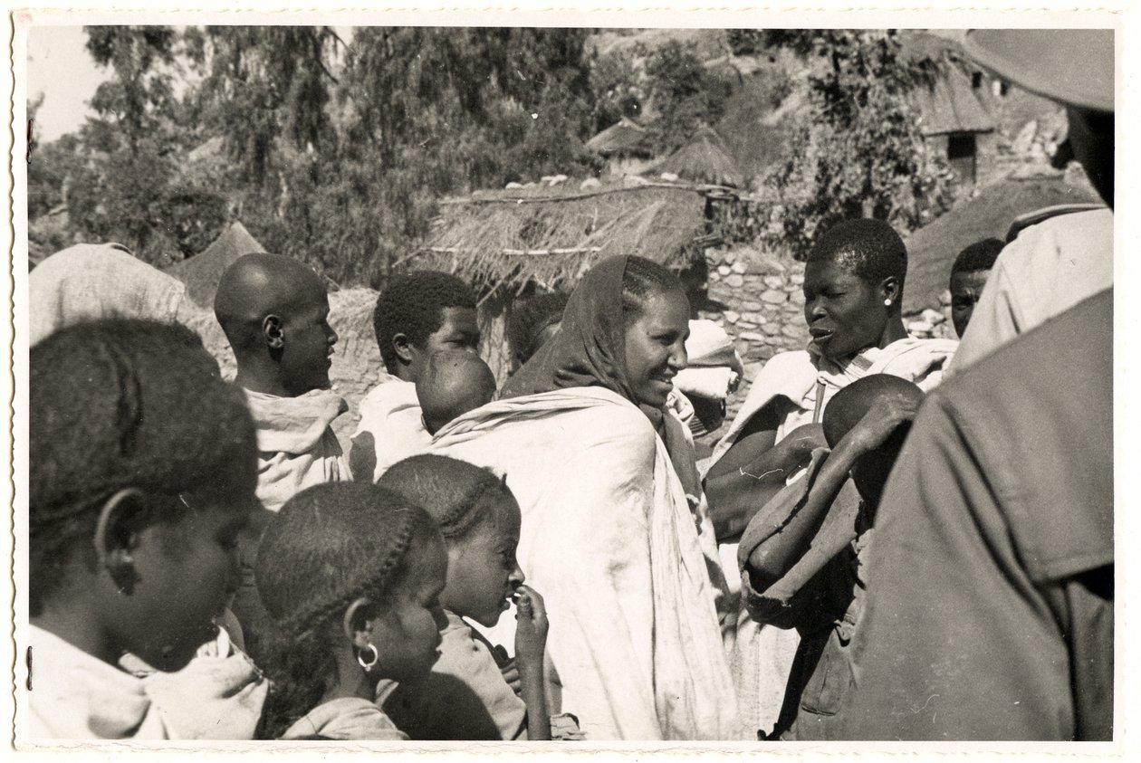 Homens, mulheres e crianças em Axum, Etiópia, fotografia de Ugo Monneret de Villard de Ugo Monneret de Villard