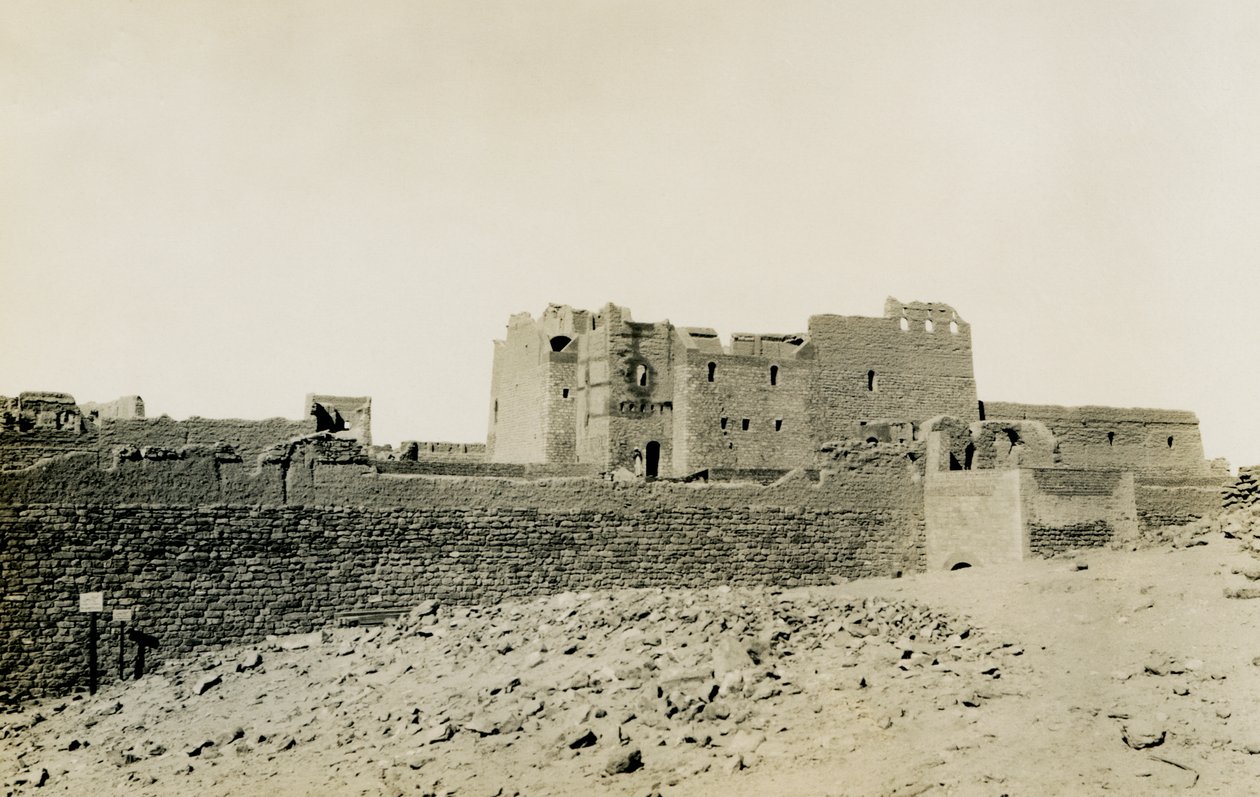 Mosteiro de São Simeão, visto do exterior a partir do leste, Assuão, Egito, fotografia de Ugo Monneret de Villard de Ugo Monneret de Villard