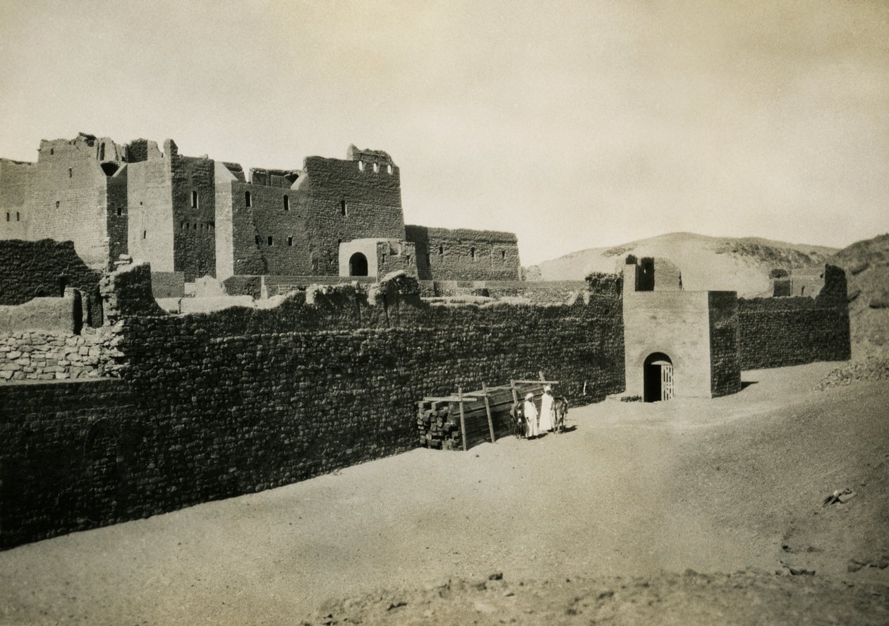 Mosteiro de São Simeão, visto do exterior com a parede oriental, Assuão, Egito, fotografia de Ugo Monneret de Villard de Ugo Monneret de Villard