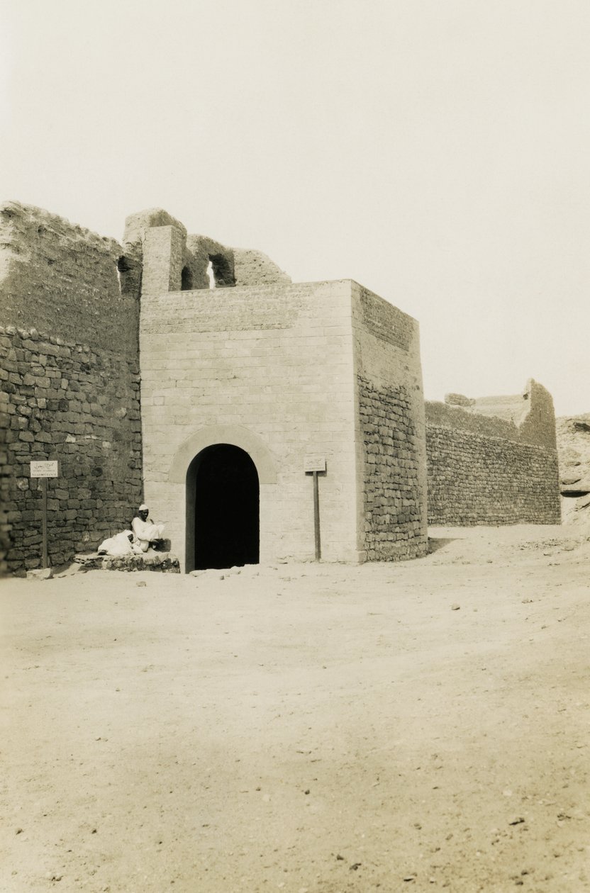 Mosteiro de São Simeão, vista do portão e da torre oriental, Assuão, Egito, fotografia de Ugo Monneret de Villard de Ugo Monneret de Villard
