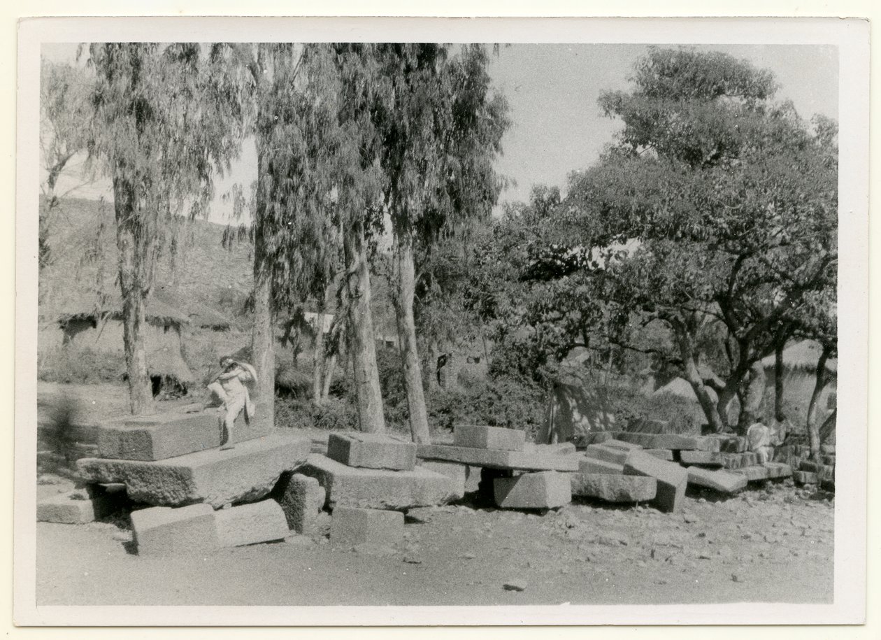 Restos de plataformas de pedra, também conhecidas como Tronos do Rei, Axum, Etiópia, fotografia de Ugo Monneret de Villard de Ugo Monneret de Villard