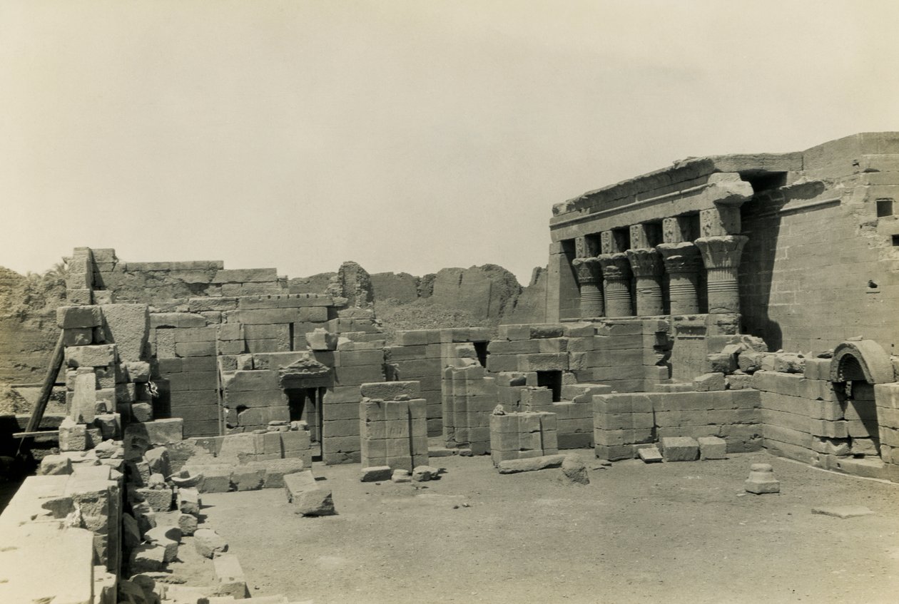 Ruínas da igreja copta perto do templo de Hathor, Dendera, Egito, fotografia de Ugo Monneret de Villard de Ugo Monneret de Villard