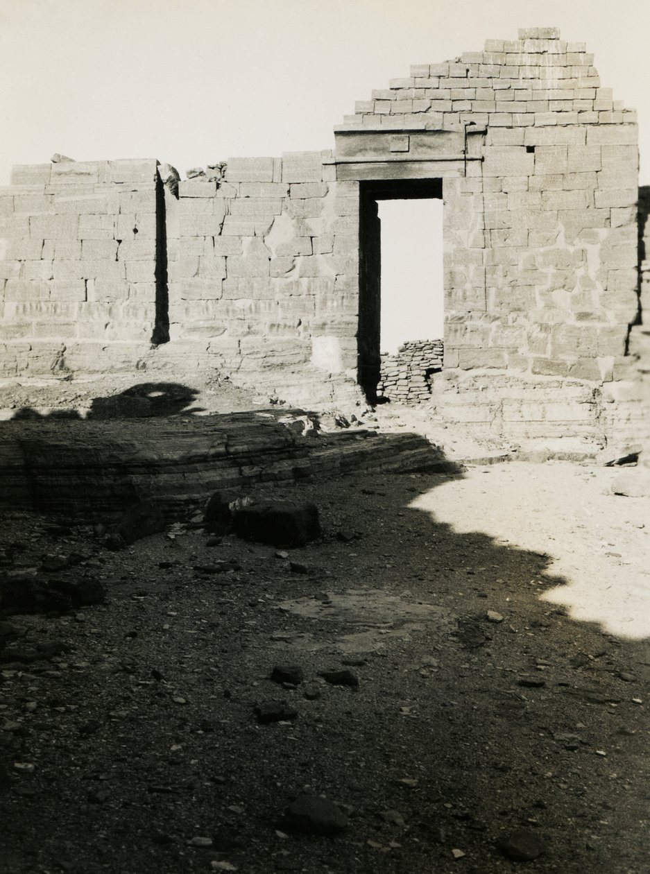 Ruínas de um templo, Qasr Ibrim, Egito, fotografia de Ugo Monneret de Villard de Ugo Monneret de Villard