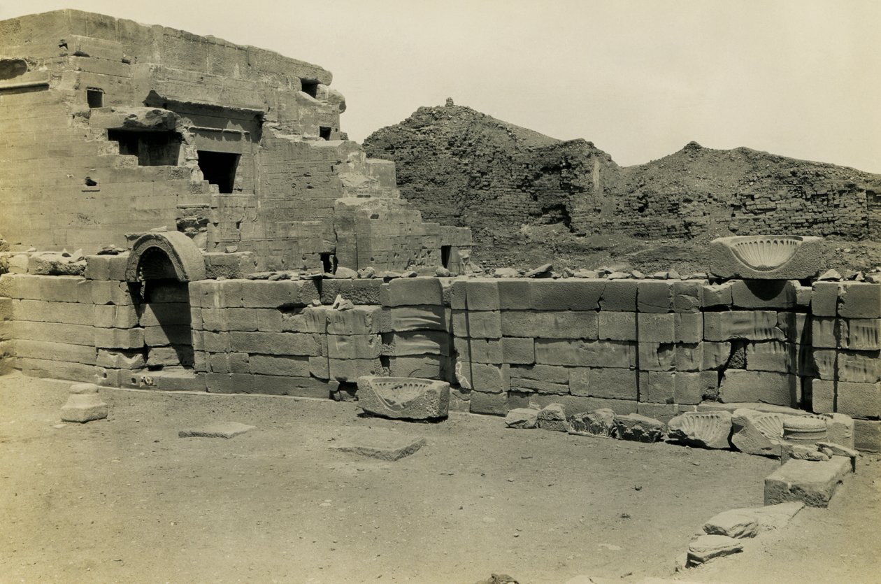 Ruínas da igreja copta perto do templo de Hathor, Dendera, Egito, fotografia de Ugo Monneret de Villard de Ugo Monneret de Villard