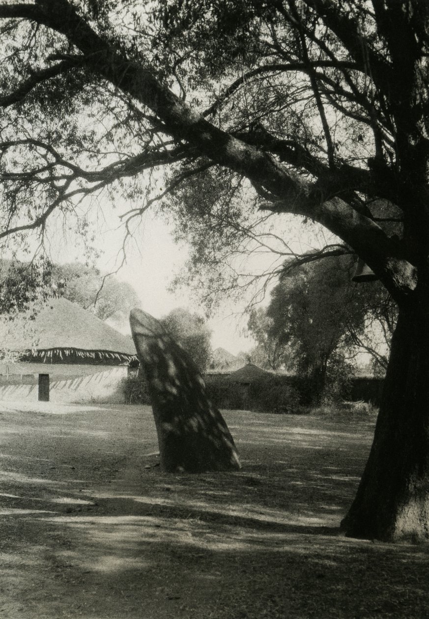 Estela em Axum, Etiópia, fotografia de Ugo Monneret de Villard, cerca de 1937 de Ugo Monneret de Villard
