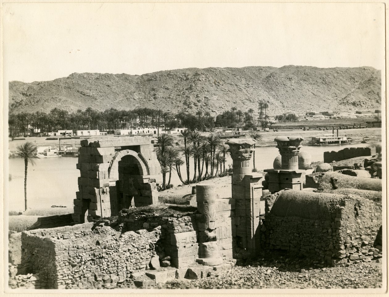 Templo de Osíris, antes da sua restauração, ilha de Bigeh, Egito, fotografia de Ugo Monneret de Villard de Ugo Monneret de Villard