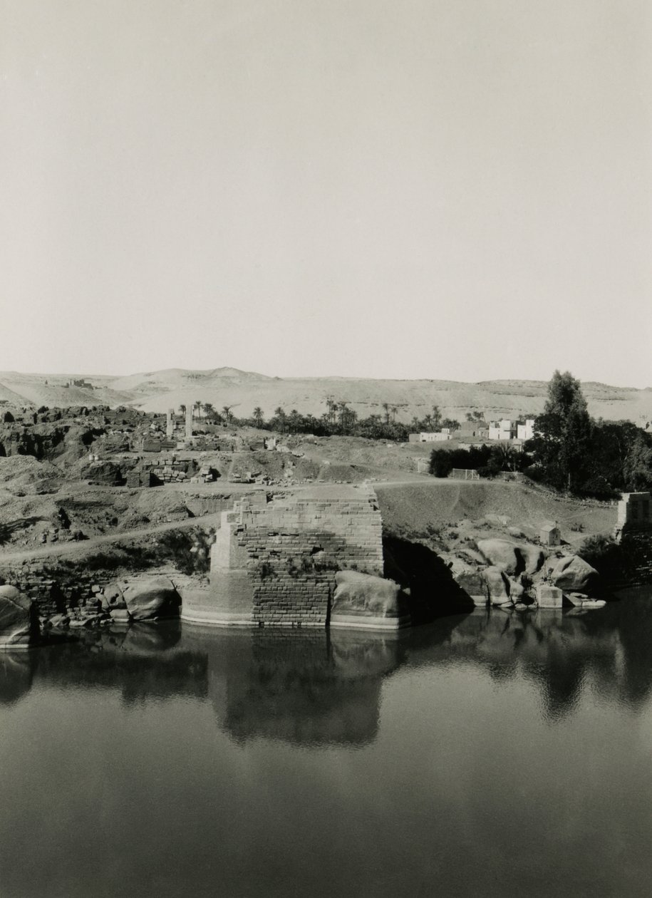 Ruínas do templo na ilha de Elefantina, com o banho de Cleópatra em primeiro plano, Assuão, Egito, fotografia de Ugo Monneret de Villard de Ugo Monneret de Villard