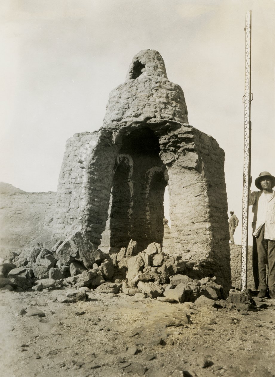 Túmulo na necrópole, Qasr Ibrim, Egito, fotografia de Ugo Monneret de Villard de Ugo Monneret de Villard