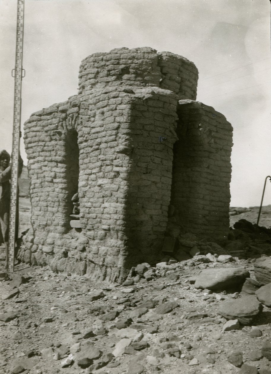 Túmulo na necrópole do norte, Qasr Ibrim, Egito, fotografia de Ugo Monneret de Villard de Ugo Monneret de Villard